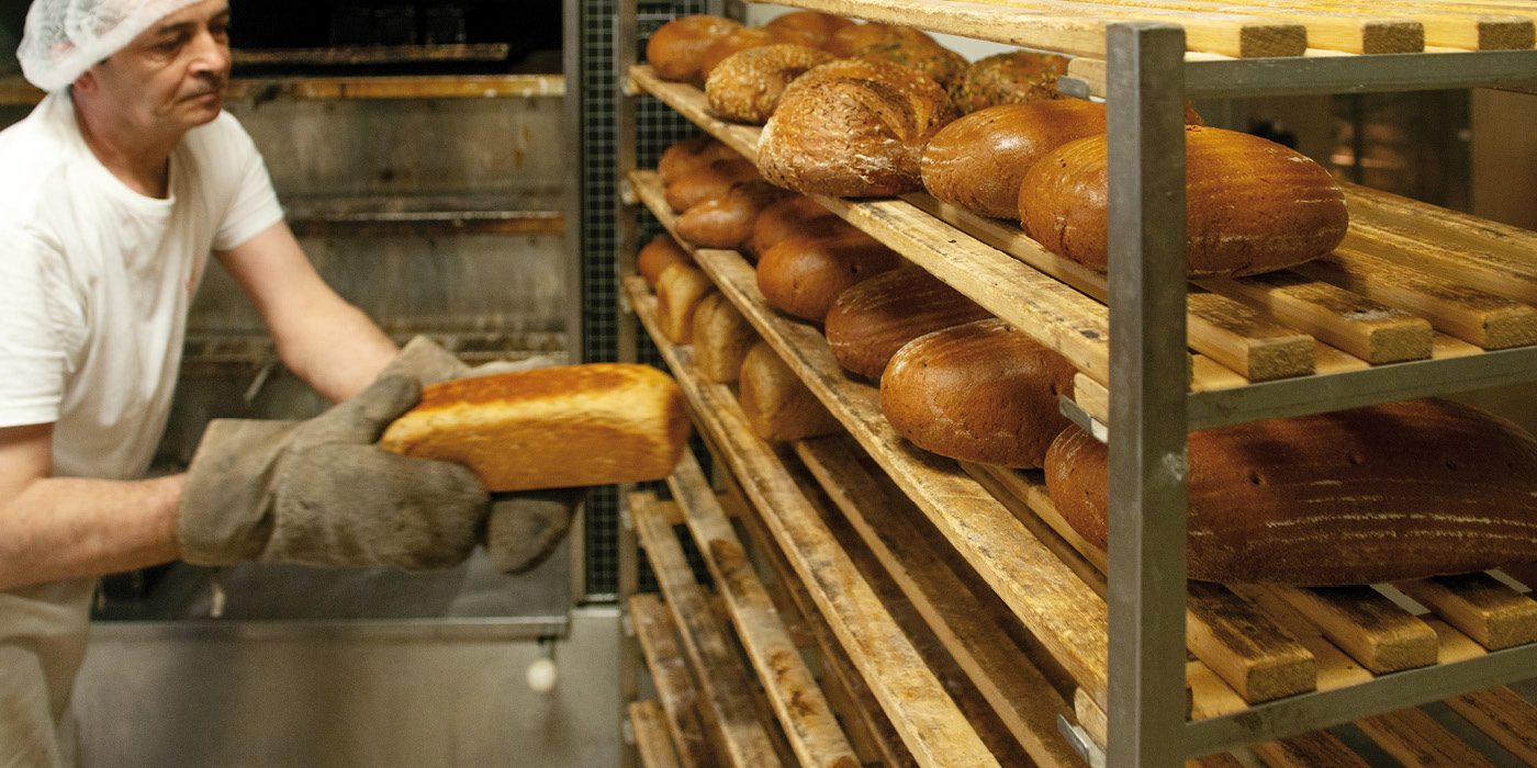 Frisches Brot auf den Regalen