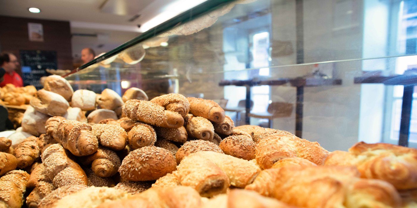 Korb mit frischem Brot und Gebäck